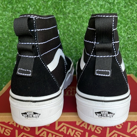Vans Men’s Sentry Sk8-Hi
Black/White
VN0A5KY5BA2
Sneakers - Picture 14 of 16